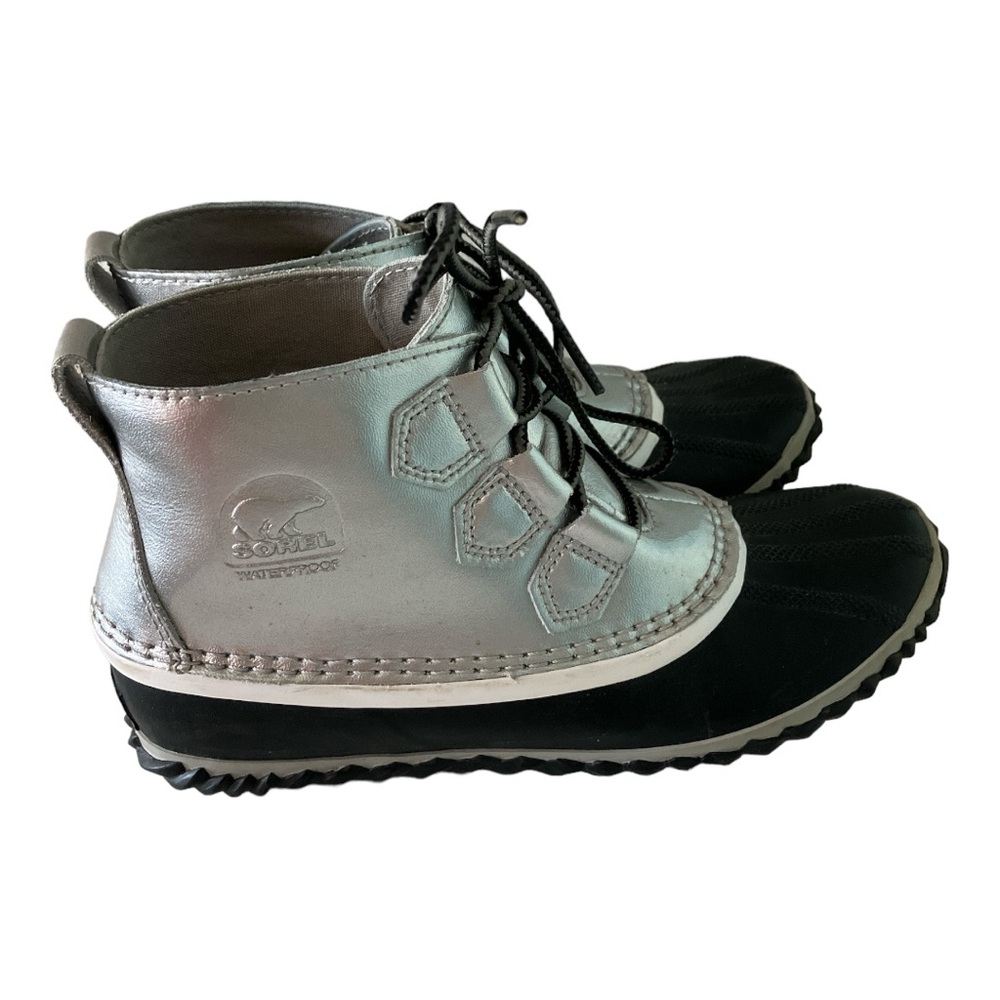 Sorel  Women’s Out N About Silver & Black Rain Boots Size 7